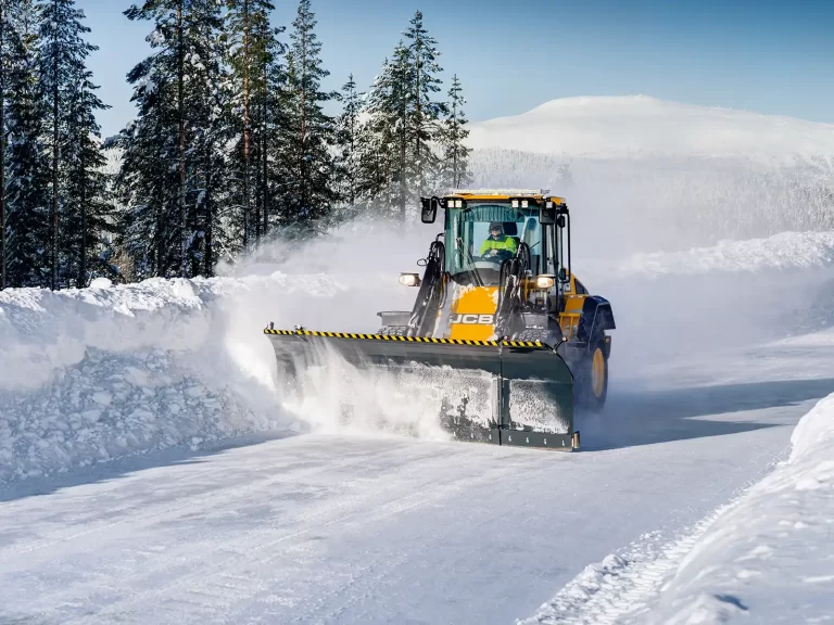The STARK U-plow RELAX clearing the snow out of the road